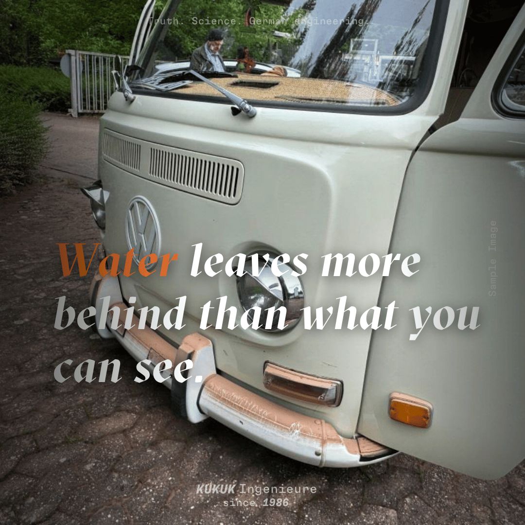 Sichtbare Wasser- und Schmutzspuren am Frontbereich eines Volkswagen T2 Westfalia