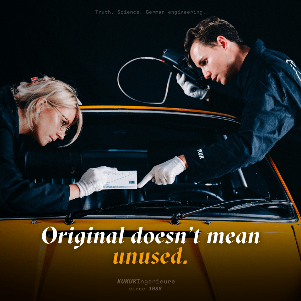 Ingenieure prüfen die Originalität eines klassischen Porsche anhand von Dokumentation und Bauteilen