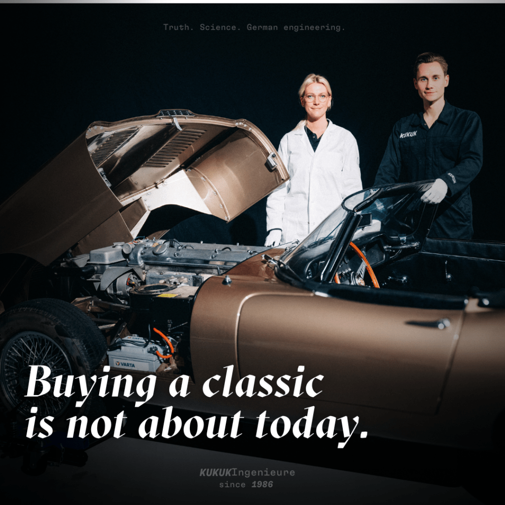 Ingenieure prüfen einen klassischen Roadster zur Bewertung von Zustand und langfristigem Besitz