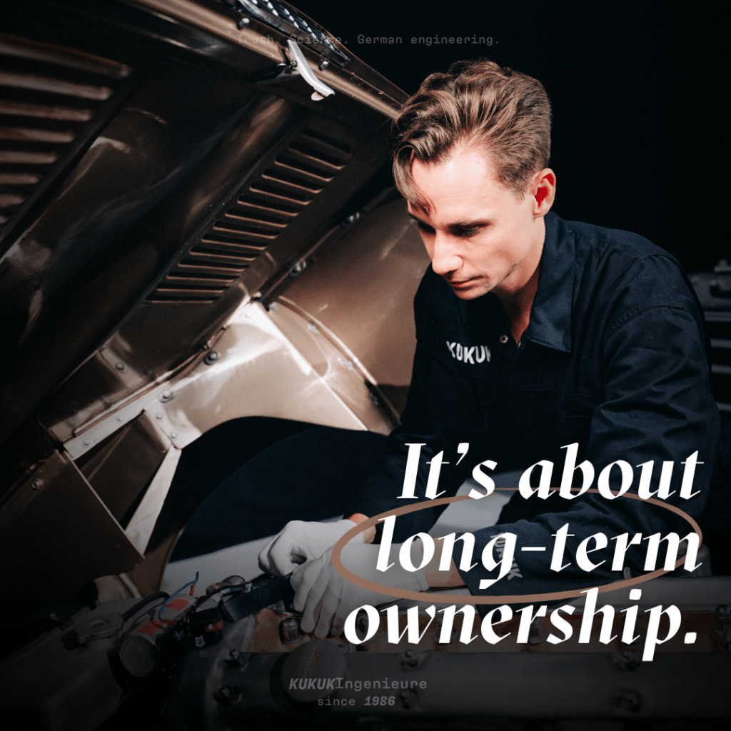 Detailprüfung im Motorraum eines Oldtimers zur Beurteilung der technischen Substanz